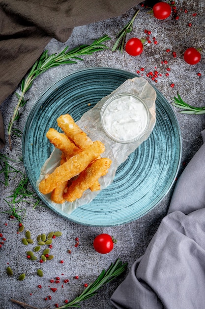 Przekąski do piwa Smażone nuggetsy z kurczaka i sera Smażone paluszki sera mozzarella