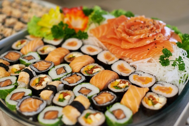 Przekąski sushi Wybór sushi ułożonych na półmisku
