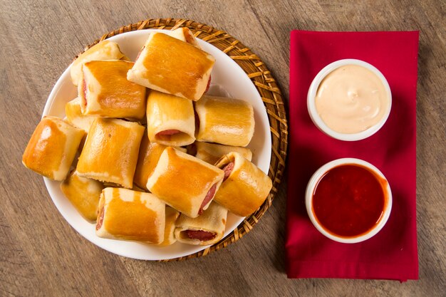 Przekąski zapiekane w kiełbasach. Brazylijskie przekąski.