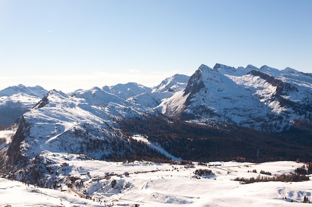 Przełęcz Rolle zimą widok San martino di Castrozza Włochy