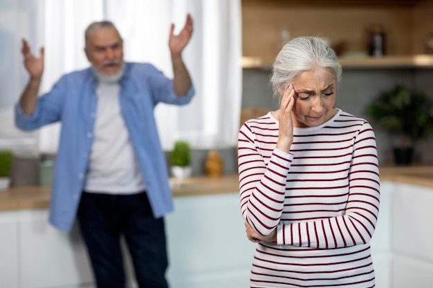 Przemoc Domowa Zły Starszy Mężczyzna Krzyczy Na Swoją Płaczącą żonę W Kuchni