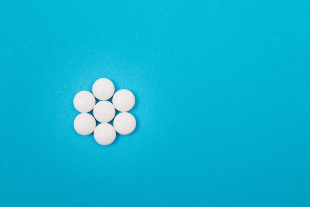Przemysł farmaceutyczny i produkty lecznicze białe tabletki na niebieskim stole