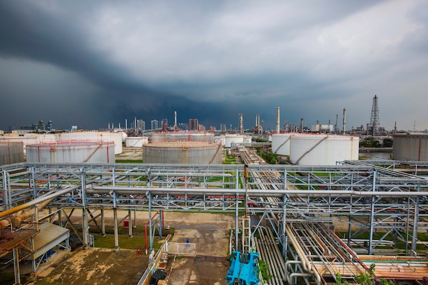 Przemysł naftowy i gazowy zbiornik magazynowy ze stali węglowej i rurociąg zbiornik w burzy chmur.