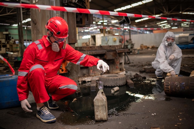 Przemysł robotniczy lub naukowy noszący mundury ochronne w białych rękawiczkach i maskę gazową pod czystym