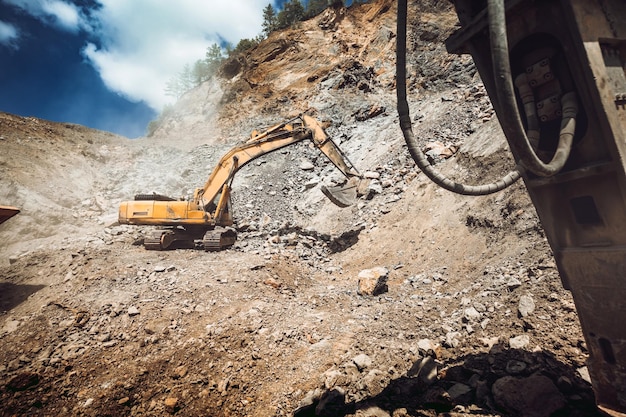 Przemysł wydobywczy i budowlany Heavy duty Koparka gąsienicowa ładująca skałę granitową lub rudę