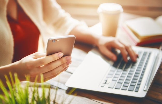 Przemyślana Kobieta Osoba Patrząc Na Ekran Laptopa Siedząc Przy Biurku.