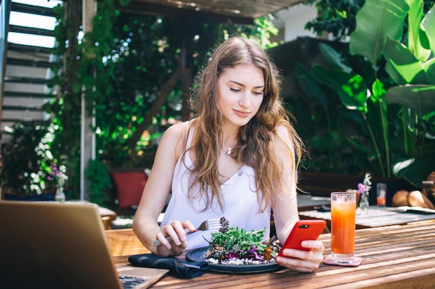 Przemyślane kobiece wiadomości na telefonie komórkowym podczas lunchu w restauracji?