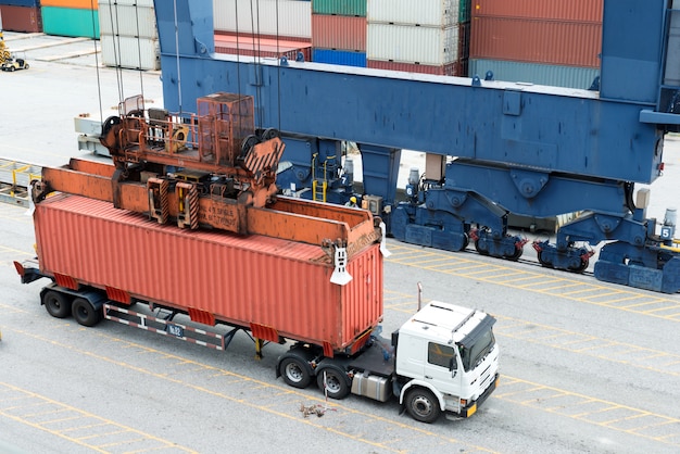 Przemysłowe ładowanie żurawia Kontenery Na Statku Towarowym Cargo.