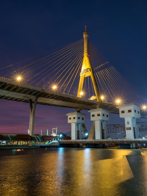 Przemysłowe mosty pierścieniowe Tajskie słowo oznacza nazwane „Bhumiphol” przecinające rzekę Chaophraya w Bangkoku
