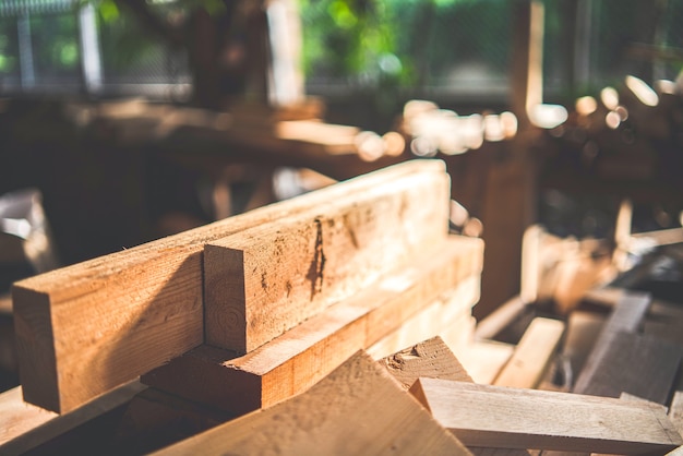 Przemysłowe Tło Drewna, Wyposażenie Maszyn Stolarskich Do Fabryki Konstrukcji Drewnianych, Praca Nad Wzorem Tekstury Naturalnego Drewna W Kolorze Brązowym