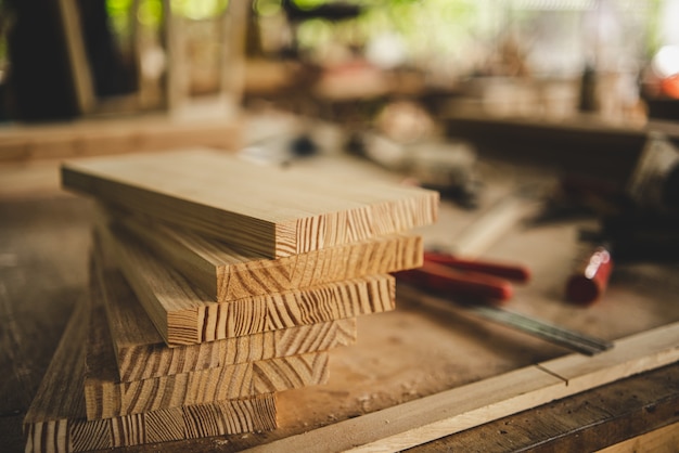 Zdjęcie przemysłowe tło drewna, wyposażenie maszyn stolarskich do fabryki konstrukcji drewnianych, praca nad wzorem tekstury naturalnego drewna w kolorze brązowym
