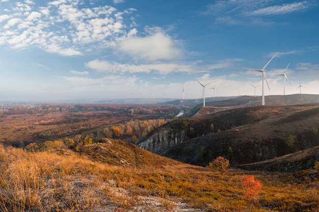 Przemysłowy Krajobraz Z Turbinami Wiatrowymi Na Wzgórzach, Odnawialną Energią Ekologiczną, Elektrycznymi Wiatrakami