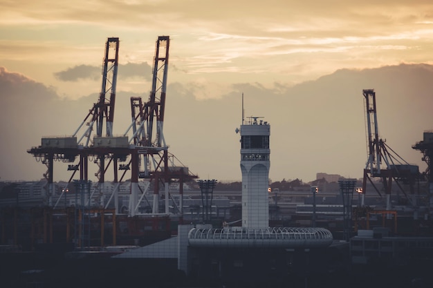 Przemysłowy port z żurawiem przy zmierzchem