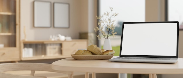 Przenośna makieta laptopa na drewnianym stole w wygodnym minimalistycznym salonie
