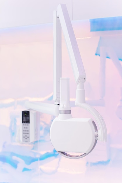 Przenośna wewnątrzustna maszyna rentgenowska w nowoczesnej koncepcji opieki zdrowotnej i leczenia stomatologicznego w klinice dentystycznej