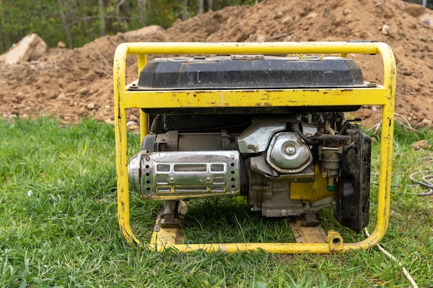 Przenośny generator benzynowy pracujący na budowie