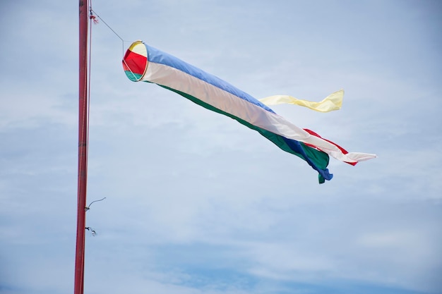 Przenoszenie i przesuwanie flag nobori lub flagi kierunku wiatru dla tajskich podróżników ludzie podróżujący wizyta w świątyni Wat Khao Din dla podróżnych ludzie podróżujący wizyta w mieście Suphanburi w Suphan Buri Tajlandia