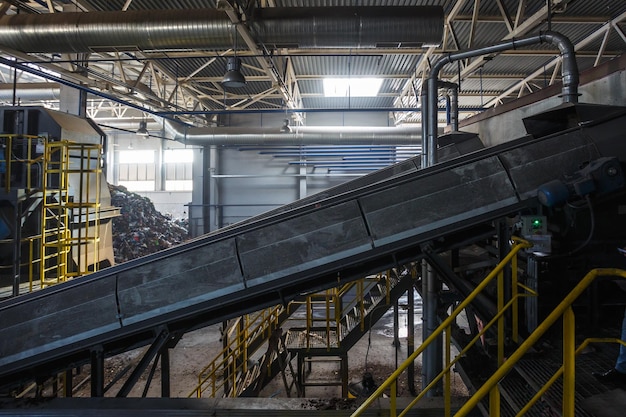 Przenoszenie przenośnika taśmowego na Nowoczesny zakład przetwarzania odpadów Segregacja i segregacja śmieci Recykling i przechowywanie odpadów do dalszej utylizacji