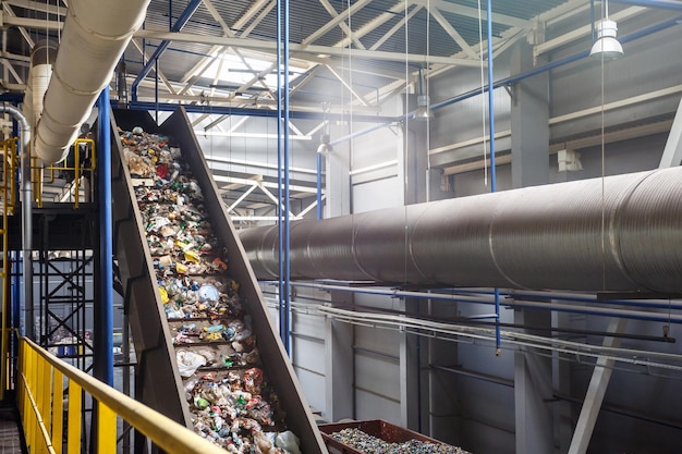 Przenoszenie Przenośnika Taśmowego Na Nowoczesny Zakład Przetwarzania Odpadów Segregacja I Segregacja śmieci Recykling I Przechowywanie Odpadów Do Dalszej Utylizacji