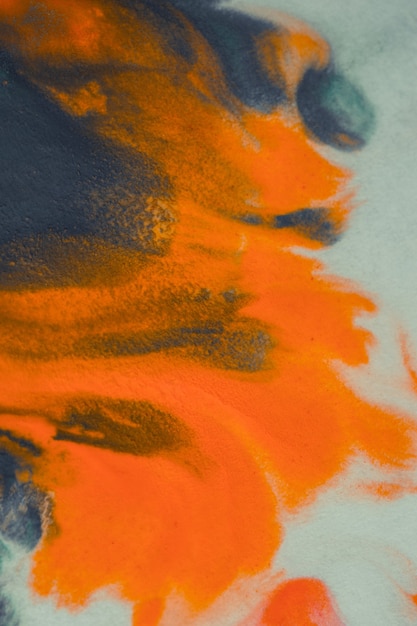 Przepełniona jasnopomarańczowa i ciemnoniebieska farba na papierze. Odrapany styl streszczenie wyblakłe tło. Zbliżenie na mieszanie farb. Abstrakcyjna podstawa tło abstrakcyjne tło tło ramy dla kreatywności sztuki