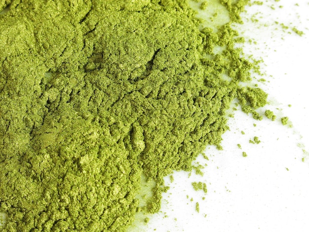 Przepiękny, oliwkowo-zielony połysk pigmentu miki ze złotem podkreśla puder kosmetyczny