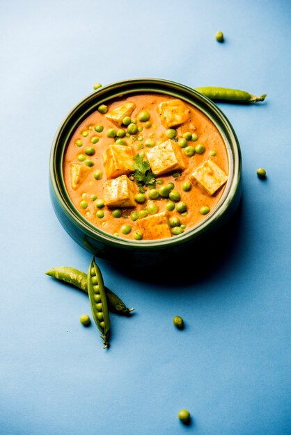 Przepis na curry Matar paneer z twarogu z zielonym groszkiem, podawany w misce. selektywne skupienie