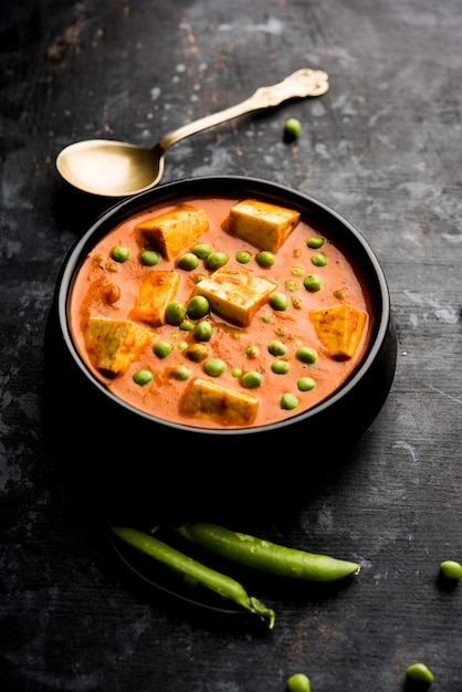 Przepis na curry Matar paneer z twarogu z zielonym groszkiem, podawany w misce. selektywne skupienie