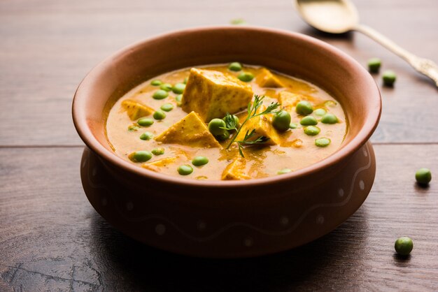 Przepis na curry Matar paneer z twarogu z zielonym groszkiem, podawany w misce. selektywne skupienie