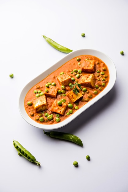 Przepis na curry Matar paneer z twarogu z zielonym groszkiem, podawany w misce. selektywne skupienie