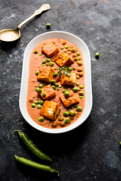 Przepis na curry Matar paneer z twarogu z zielonym groszkiem, podawany w misce. selektywne skupienie