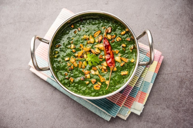 Przepis na palak lasooni lub czosnkowo-szpinakowe curry w stylu dhaba Indyjskie danie główne podawane z naan