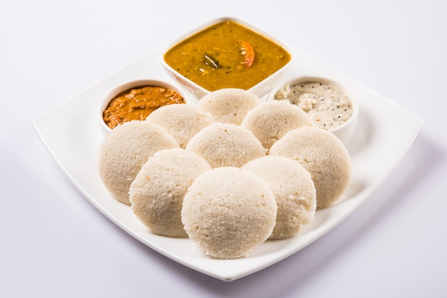 Przepis na południowoindyjskie śniadanie Idly lub Idli lub ciasto ryżowe podawane z chutneyem kokosowym i sambarem, selektywne skupienie