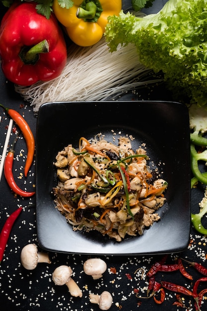 Przepis na sałatkę warzywną z kurczakiem. składniki żywności i proces gotowania posiłków