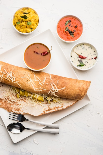 Przepis na ser masala dosa z sambarem i chutneyem, selektywne skupienie