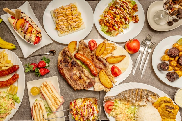 Przepisy na potrawy w stylu karaibskim z grillowaną rybą, grillowanym mięsem patacones hot dog z owocami patacon z torrezno