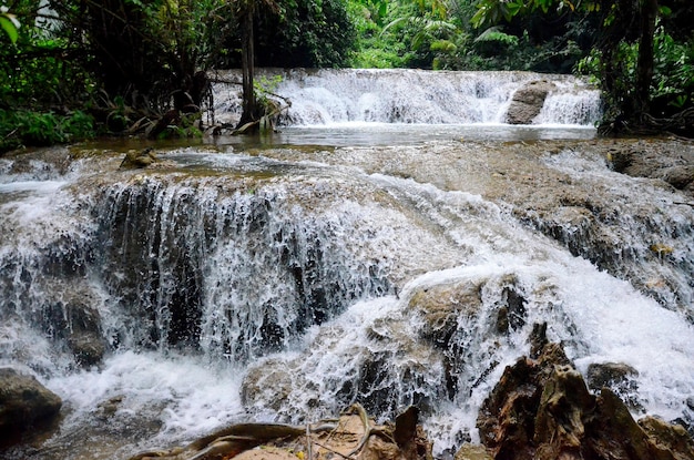 Przepływ i ruch wodospadu Kroeng Krawia w Sangkhlaburi w Kanchanaburi Tajlandia