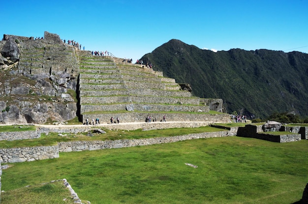 przepływ niezrozumiałych turystów w Machu Picchu