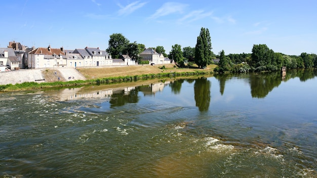 Przepływ wody w rzece Loary w mieście Amboise