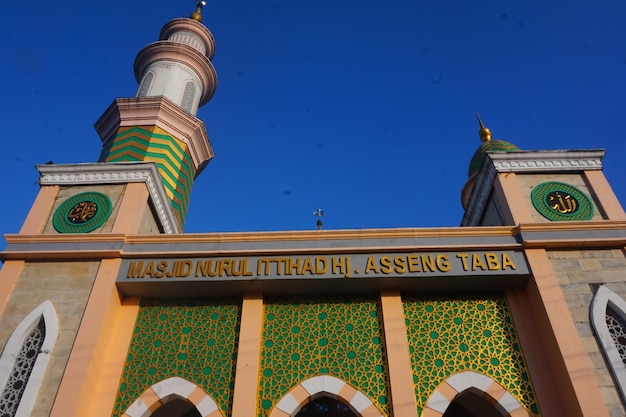 Przepych meczetu górującego pod błękitnym niebem tworzy oszałamiający widok