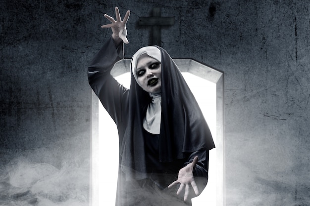 Przerażająca diabelska zakonnica prześladowała ciemnię