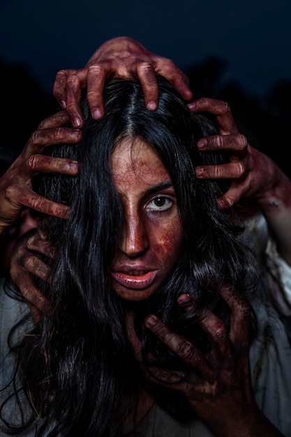 Przerażająca kobieta zombie na zewnątrz