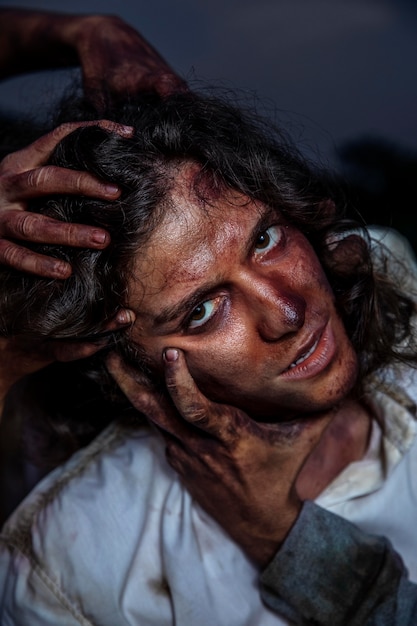 Przerażająca kobieta zombie na zewnątrz