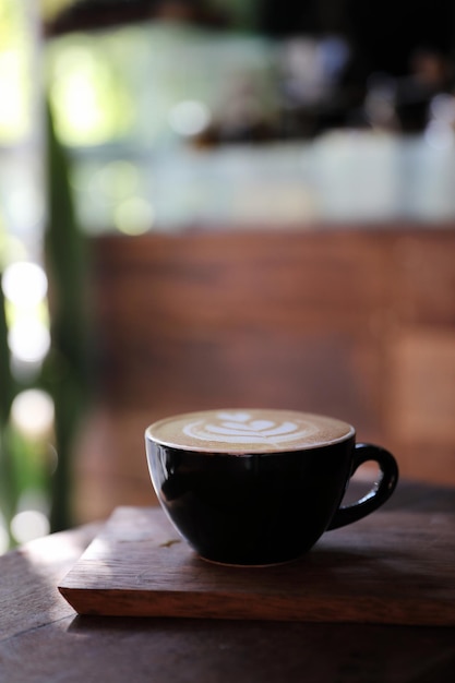 Przerwa na kawę cappuccino na tle drewna