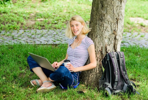 Przerwa na kawę na lunch biznesowy kobieta nowoczesnych biznesowych pracy na zewnątrz zwinny biznes Pretty woman szczęśliwa kobieta pracuje na komputerze przenośnym komunikacji biznesowej Koncentrując się na pracy