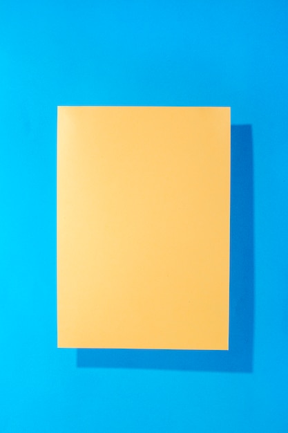 Prześcieradło żółty papier na błękitnym tle dla dekoraci, dla teksta projekta, dla szablonu