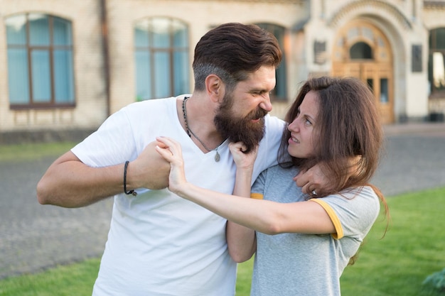 Przestań. Brutalny hipster walczący z ładną kobietą. Pojęcie przemocy. Przemoc wobec kobiet. Zatrzymaj ruch społeczny przeciwko przemocy. Przemoc i agresja.