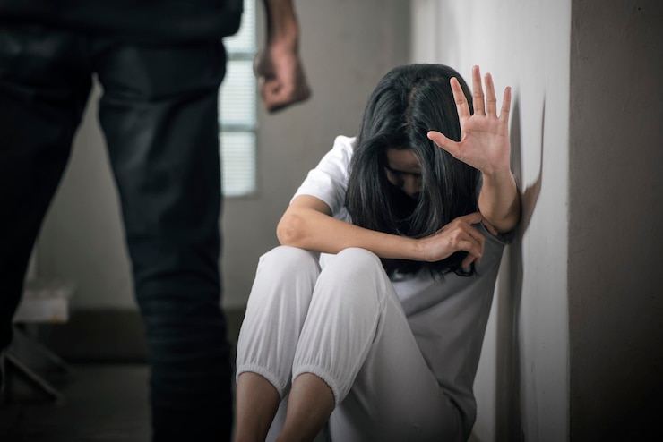 Zdjęcie przestraszona kobieta z powodu mężczyzny zacisnęła rękę