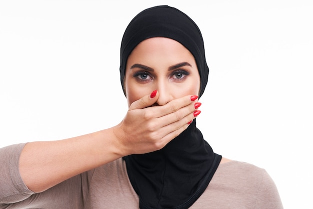 przestraszona muzułmańska kobieta na białym