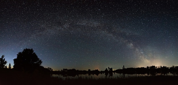 Przestrzeń z gwiazdami Drogi Mlecznej na nocnym niebie. Panoramiczny widok fotografowany jest na długiej ekspozycji.