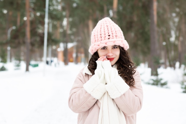 Przetargu młoda kobieta spaceru w winter park. Miejsce na tekst